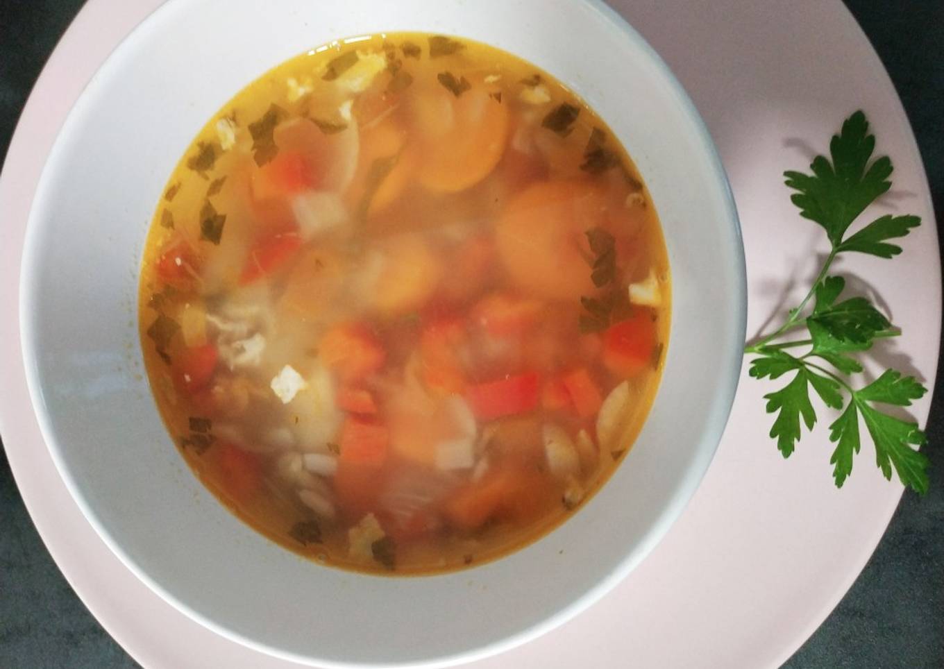 Sopa de pollo con ajo y perejil