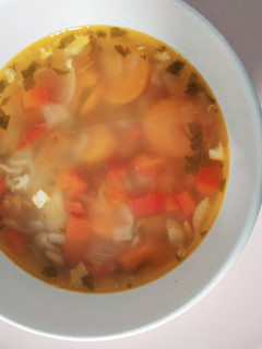 Una foto de Sopa de pollo con ajo y perejil