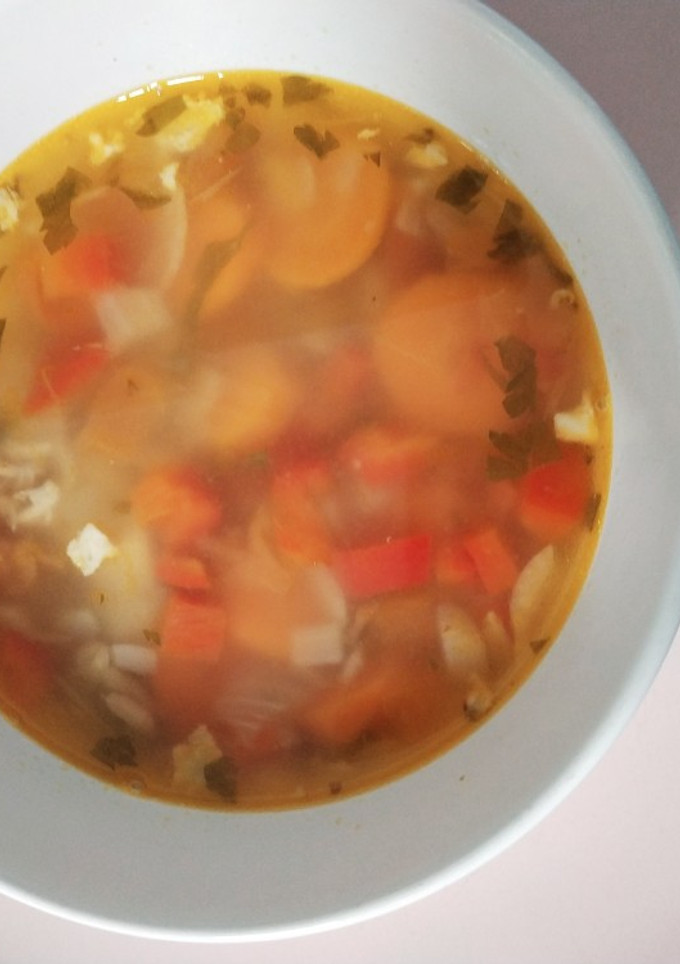 Una foto de Sopa de pollo con ajo y perejil