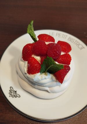 Une photo de Pavlova aux Fruits
