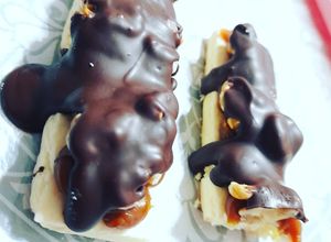 Una foto de Lingotes sin tacc con nuez y dulce de leche