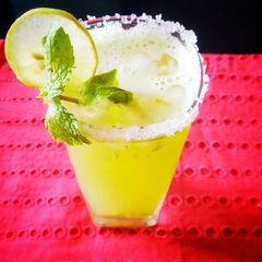 A picture of Lemon,mint juice.