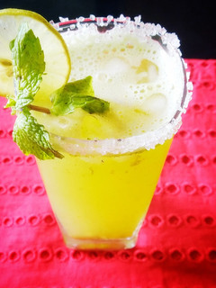 A picture of Lemon,mint juice.