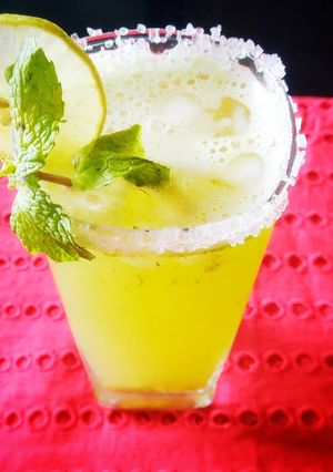 A picture of Lemon,mint juice.