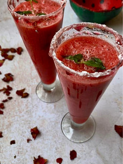 रोज़ वॉटरमेलन कूलर (Rose watermelon cooler recipe in hindi) रेसिपी मुख्य फोटो