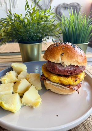 Una foto de Hamburguesa Hawaiana