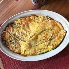 Una foto de Berenjena y calabacita gratinada