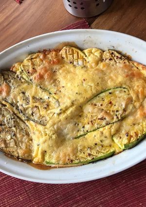Una foto de Berenjena y calabacita gratinada