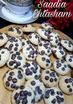 A picture of Bakery size Chocolate chip cookies.