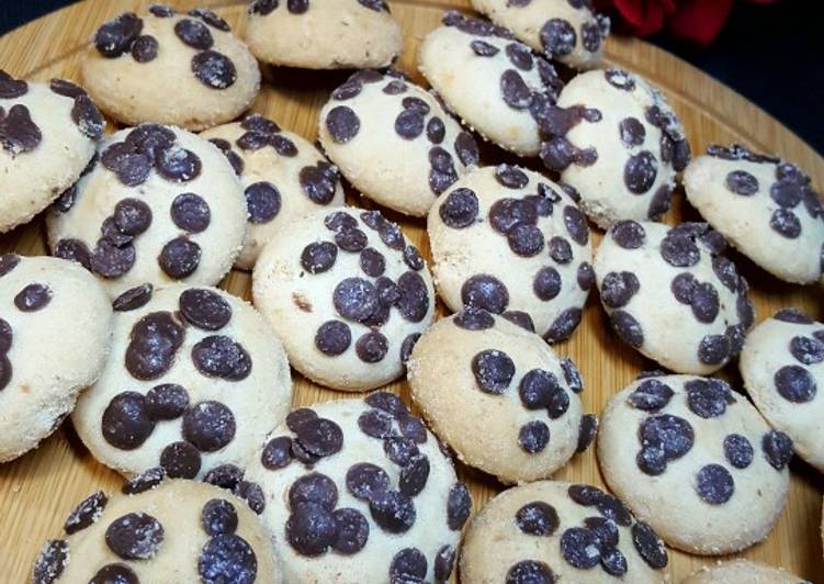 Step-by-Step Guide to Make Any-night-of-the-week Bakery size Chocolate chip cookies