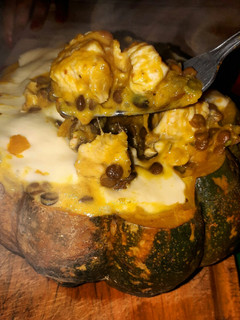Una foto de Zapallo relleno con pechugas de pollo a la crema (s/horno)