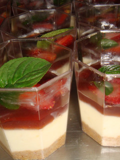 Una foto de Shots de Cheesecake con frutillas