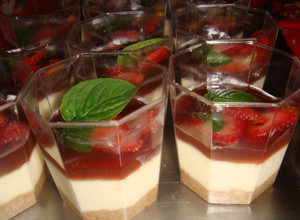 Una foto de Shots de Cheesecake con frutillas