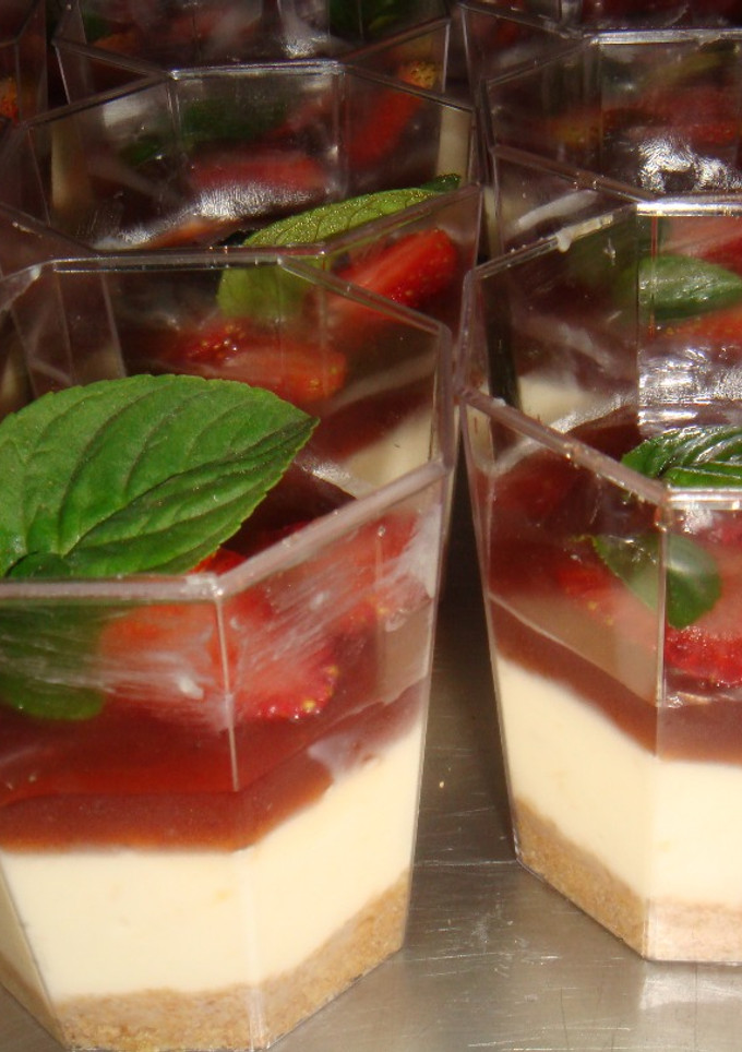 Una foto de Shots de Cheesecake con frutillas