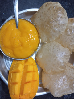 કેરી નો રસ અને પૂરી(Mango Ras Poori Recipe In Gujarati) રેસીપી મુખ્ય ફોટો