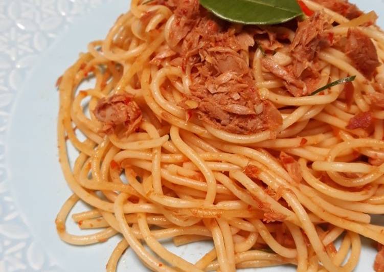 Cara Gampang Membuat Spaghetti Tuna Daun Jeruk yang Enak