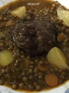 Una foto de Lentejas pardinas con verduras y carrilladas de cerdo