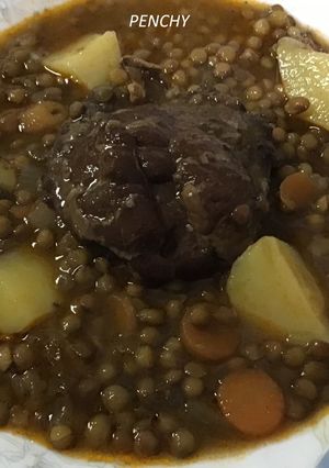 Una foto de Lentejas pardinas con verduras y carrilladas de cerdo