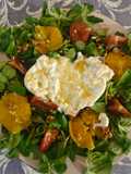 Ensalada de canónigos, burrata y vinagreta de miel