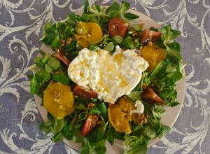 Foto principal de Ensalada de canónigos, burrata y vinagreta de miel