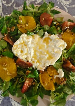 Una foto de Ensalada de canónigos, burrata y vinagreta de miel