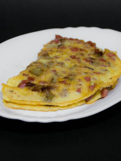 Una foto de Tortilla de berenjenas y salchichas
