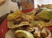 Una foto de pollo frito al sartén