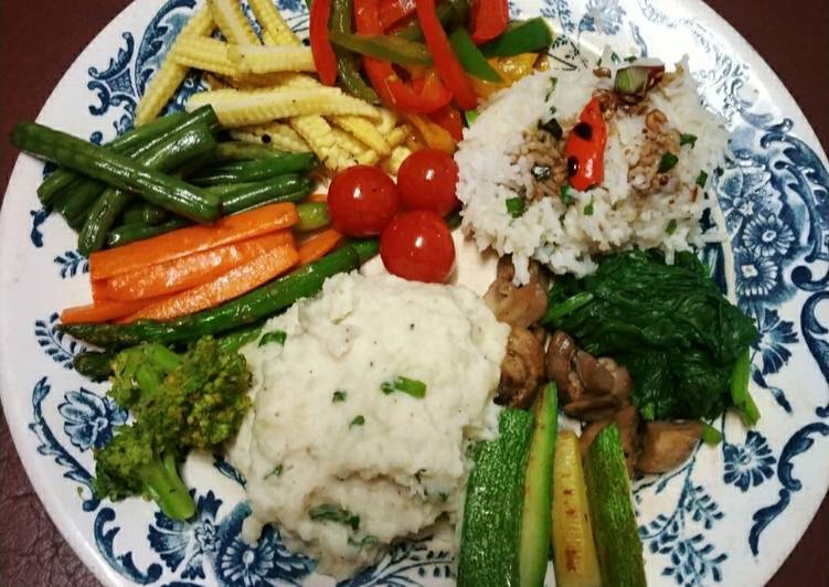 Stir fried vegetables and mashed potatoes