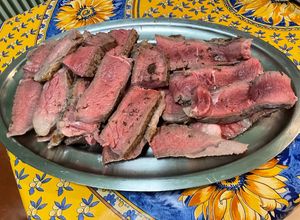 Une photo de Côtes de bœuf grillées au four au thym, ail et laurier