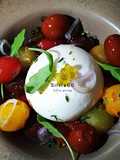 Ensalada de burrata con tomate cherry, chalota y caviaroli