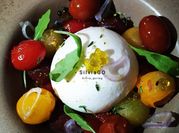 Una foto de ensalada burrata y albahaca