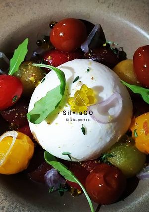 Foto principal de Ensalada de burrata con tomate cherry, chalota y caviaroli