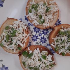 A picture of Garlic bread paneer pizza.