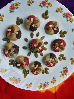 બીટ કોકો લાડુ (Beet Cocoa Laddu Recipe In Gujarati) રેસીપી મુખ્ય ફોટો