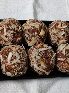 ખજૂર લાડુ (Khajur Ladoo Recipe in Gujarati) રેસીપી મુખ્ય ફોટો
