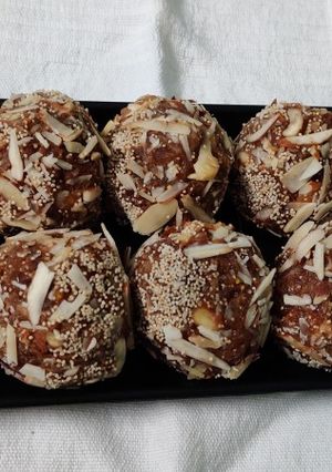 ખજૂર લાડુ (Khajur Ladoo Recipe in Gujarati) રેસીપી મુખ્ય ફોટો