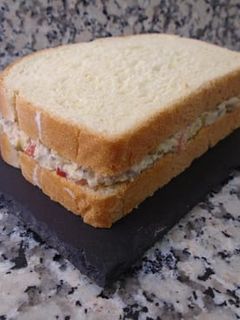 Una foto de Sándwich de atún