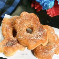 A picture of Amoebic shape doughnut.