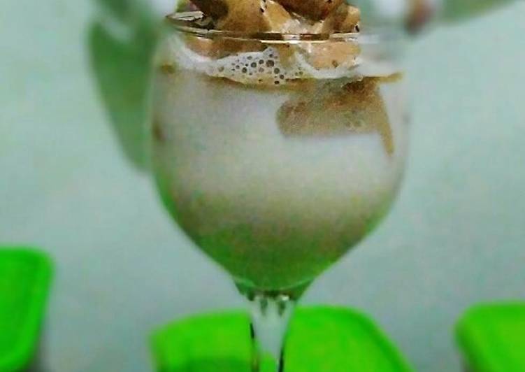Dalgona coffee dengan taburan oreo