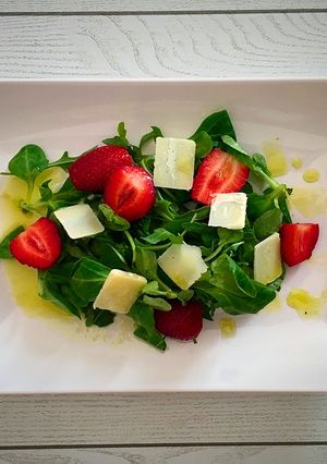 Foto principal de Ensalada de rúcula y canónigos con fresas y parmesano