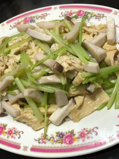 芹菜炒豆包杏鮑菇 的食譜成品照片