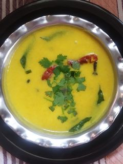 લીલા લસણની કઢી (Lila Lasan Kadhi Recipe In Gujarati) રેસીપી મુખ્ય ફોટો