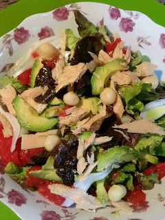 Una foto de Ensalada hoja de roble y bonito