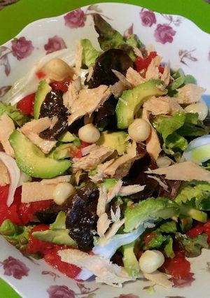Una foto de Ensalada hoja de roble y bonito