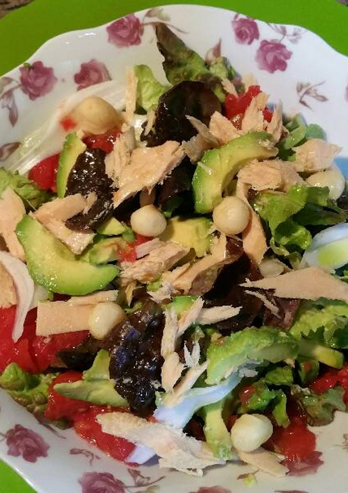 Una foto de Ensalada hoja de roble y bonito