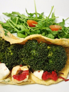 Foto principal de Taco de tortilla relleno de brócoli con fritada de queso fresco y pimiento