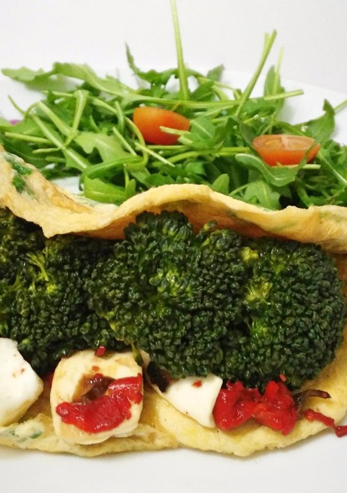 Una foto de Taco de tortilla relleno de brócoli con fritada de queso fresco y pimiento