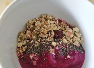 Foto resep Pineapple Dragon Fruit Smoothie with Toppings