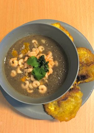 Una foto de Crema de lentejas con camarones Gourmet