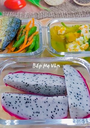 Hình của món Hộp Cơm Vui Vẻ 3:(Cá nục chiên,đậu ve cà rốt xào,...).
